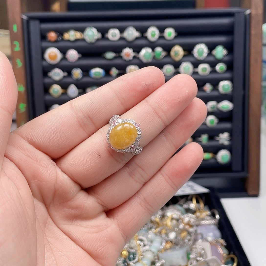 翡翠颈饰未镶嵌翡翠