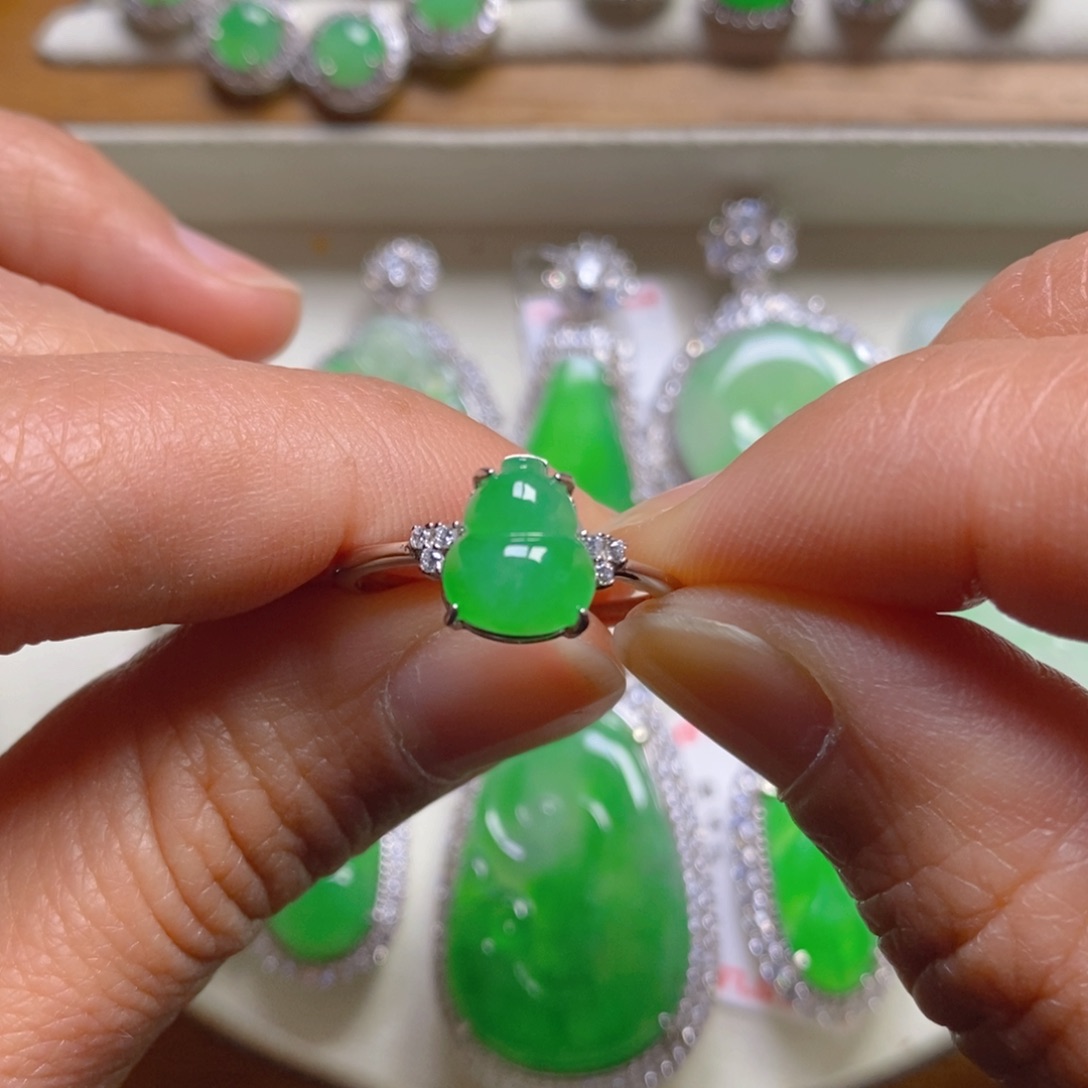 翡翠颈饰银S925镶嵌佛公吊坠