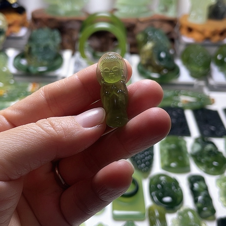 蛇纹石玉颈饰未镶嵌