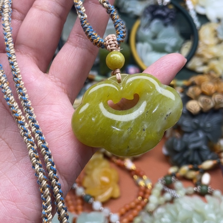 蛇纹石玉吊坠合金