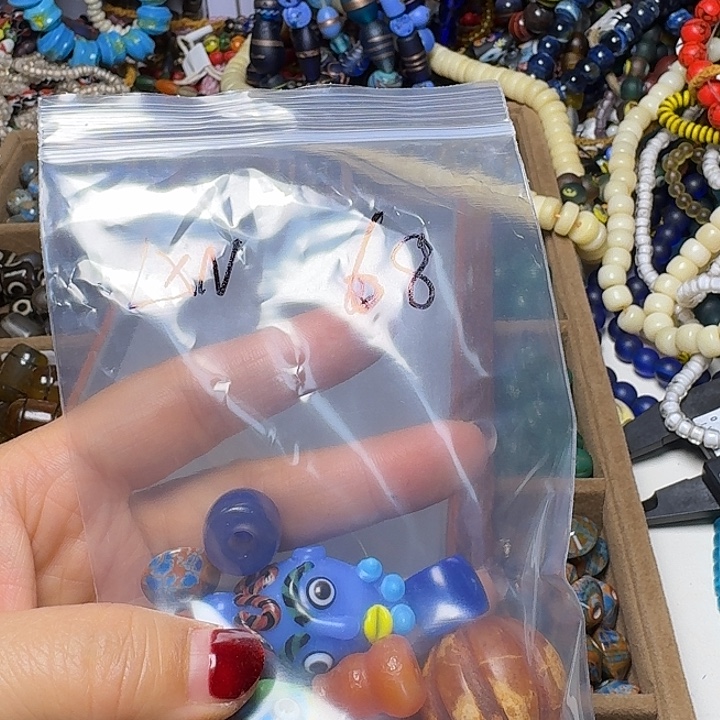 琉璃非金属颈饰一件