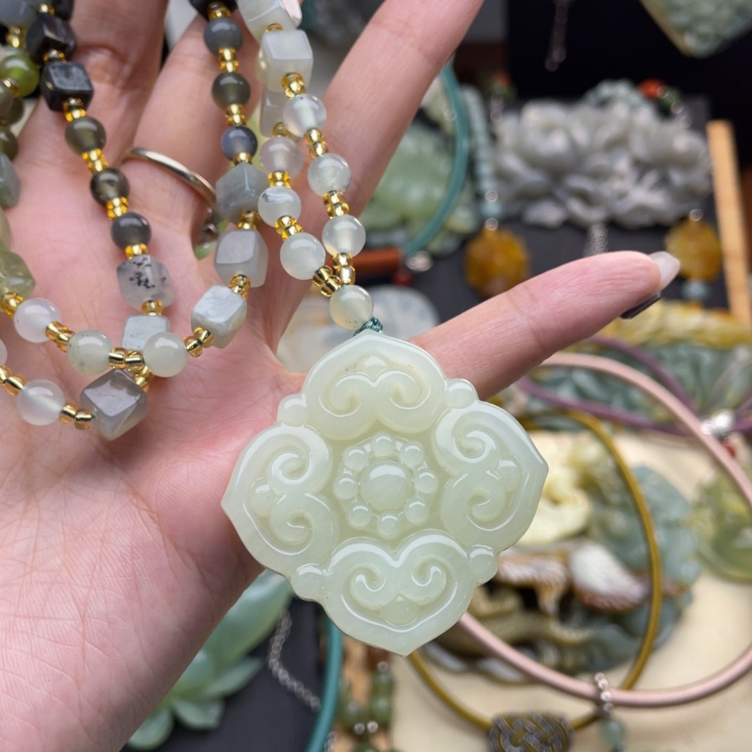 蛇纹石玉颈饰未镶嵌