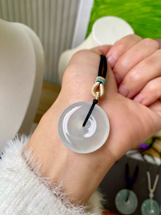 天然的缅甸翡翠A货冰晴大扣