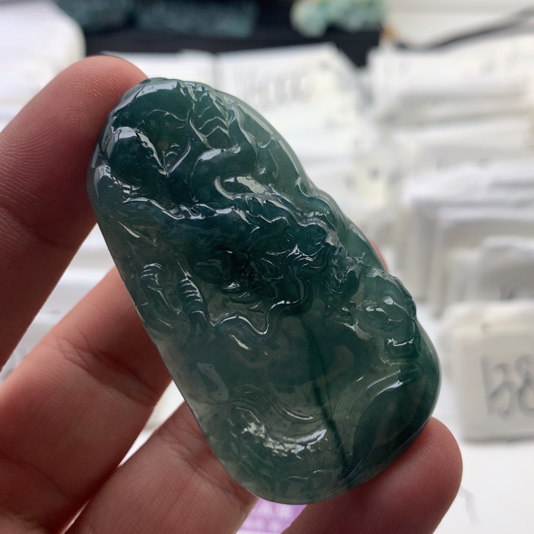 颈饰未镶嵌翡翠龙牌