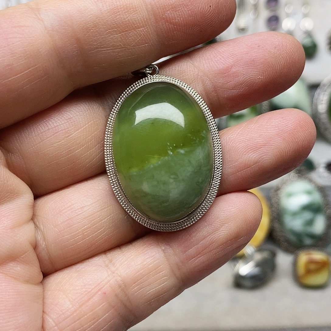 银S925镶嵌蛇纹石玉吊坠