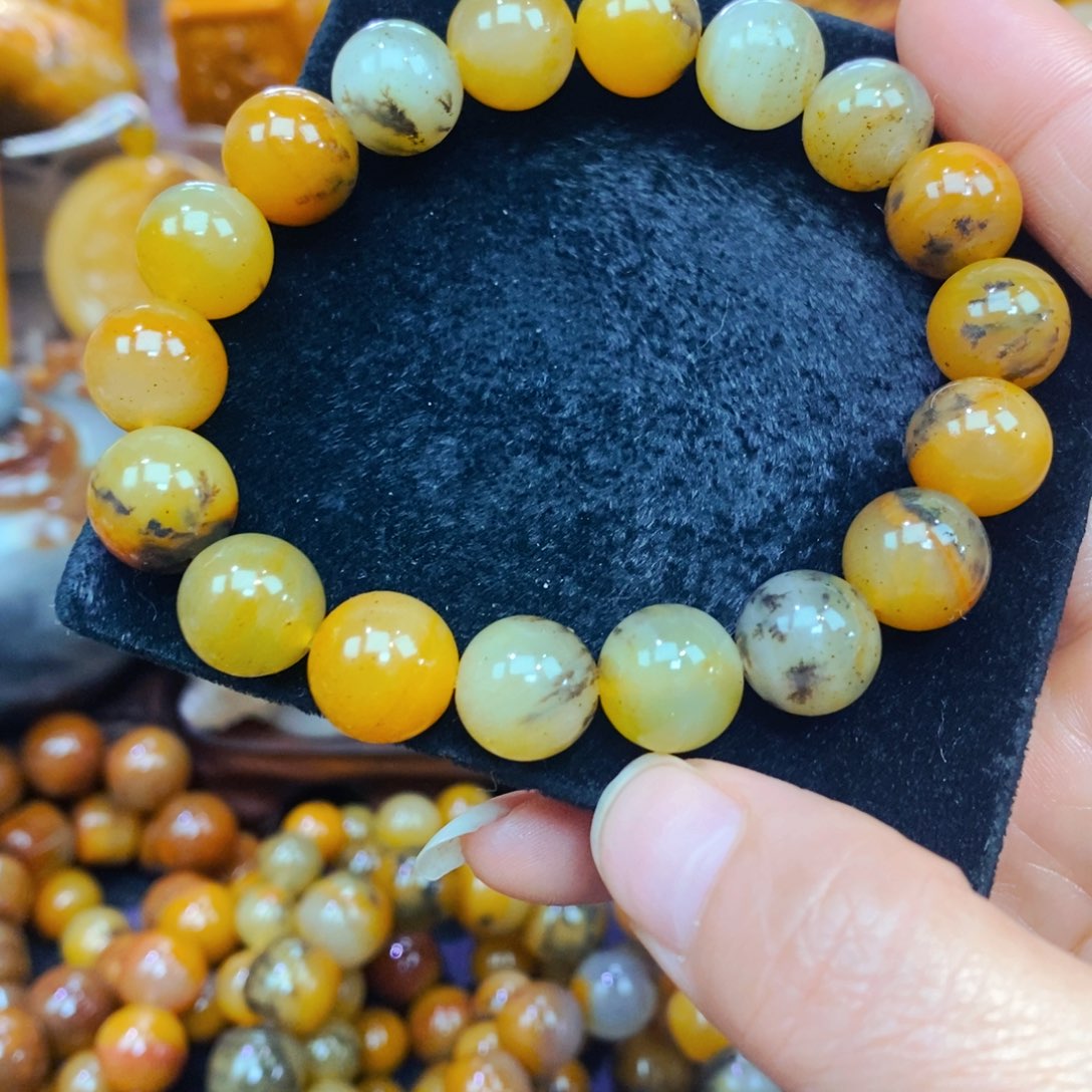 未镶嵌石英质玉（黄龙玉）颈饰