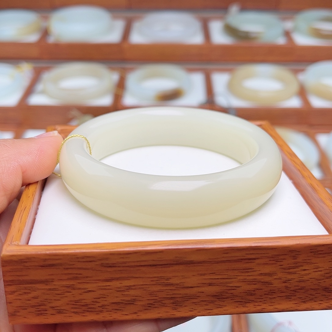 和田玉手镯未镶嵌57.7