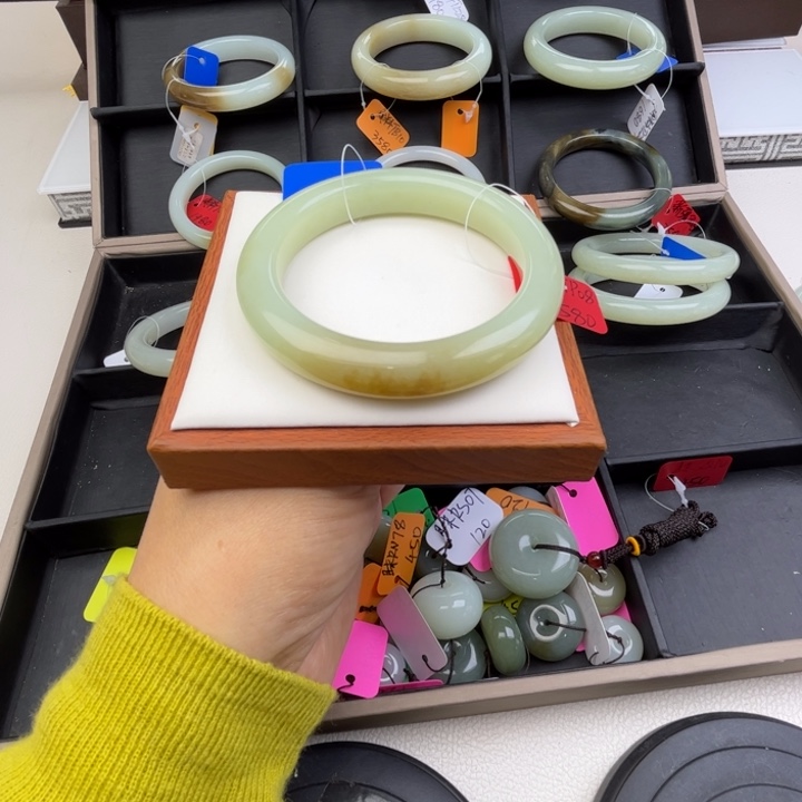 未镶嵌手镯和田玉七月