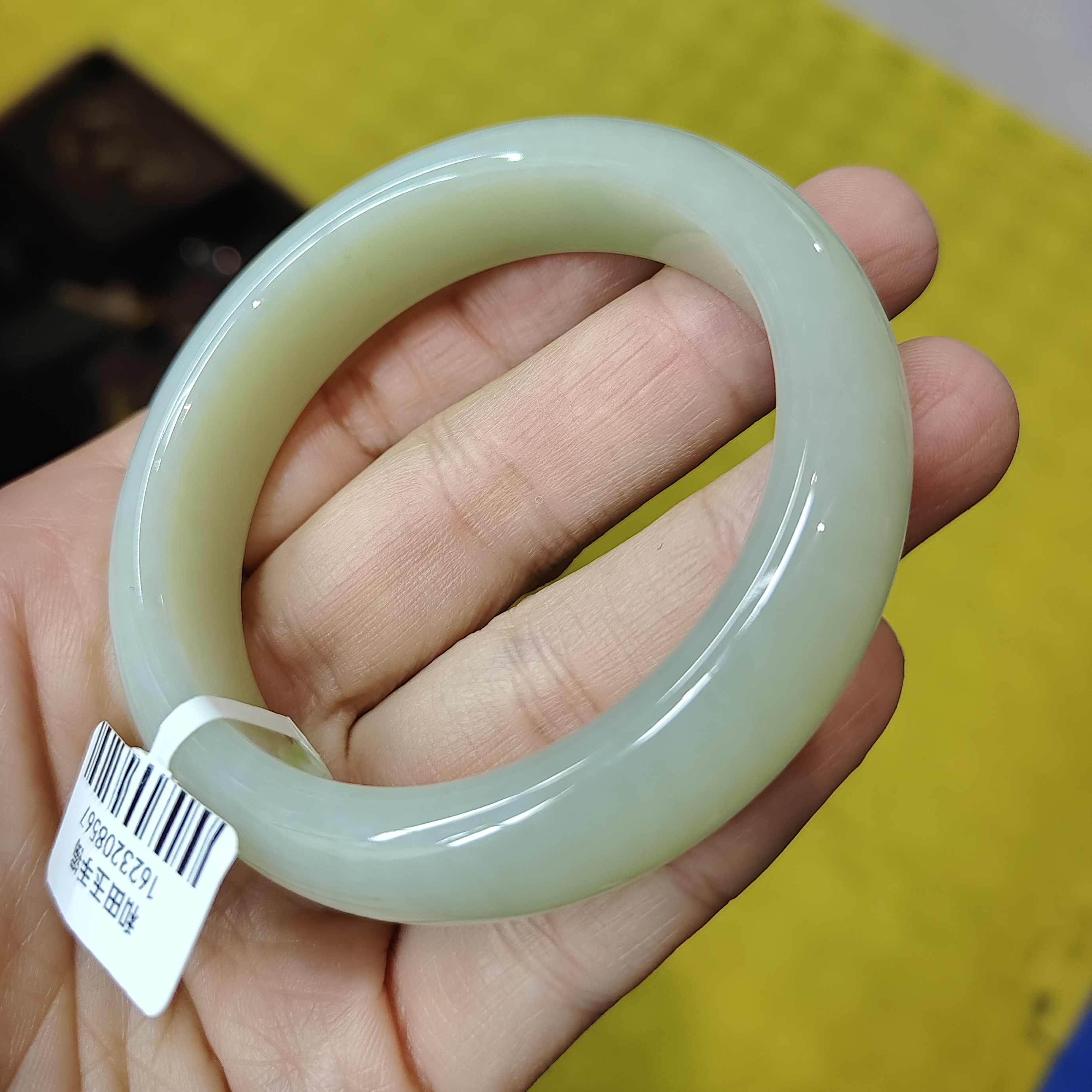 新疆和田玉暖白中宽油润饱满手镯