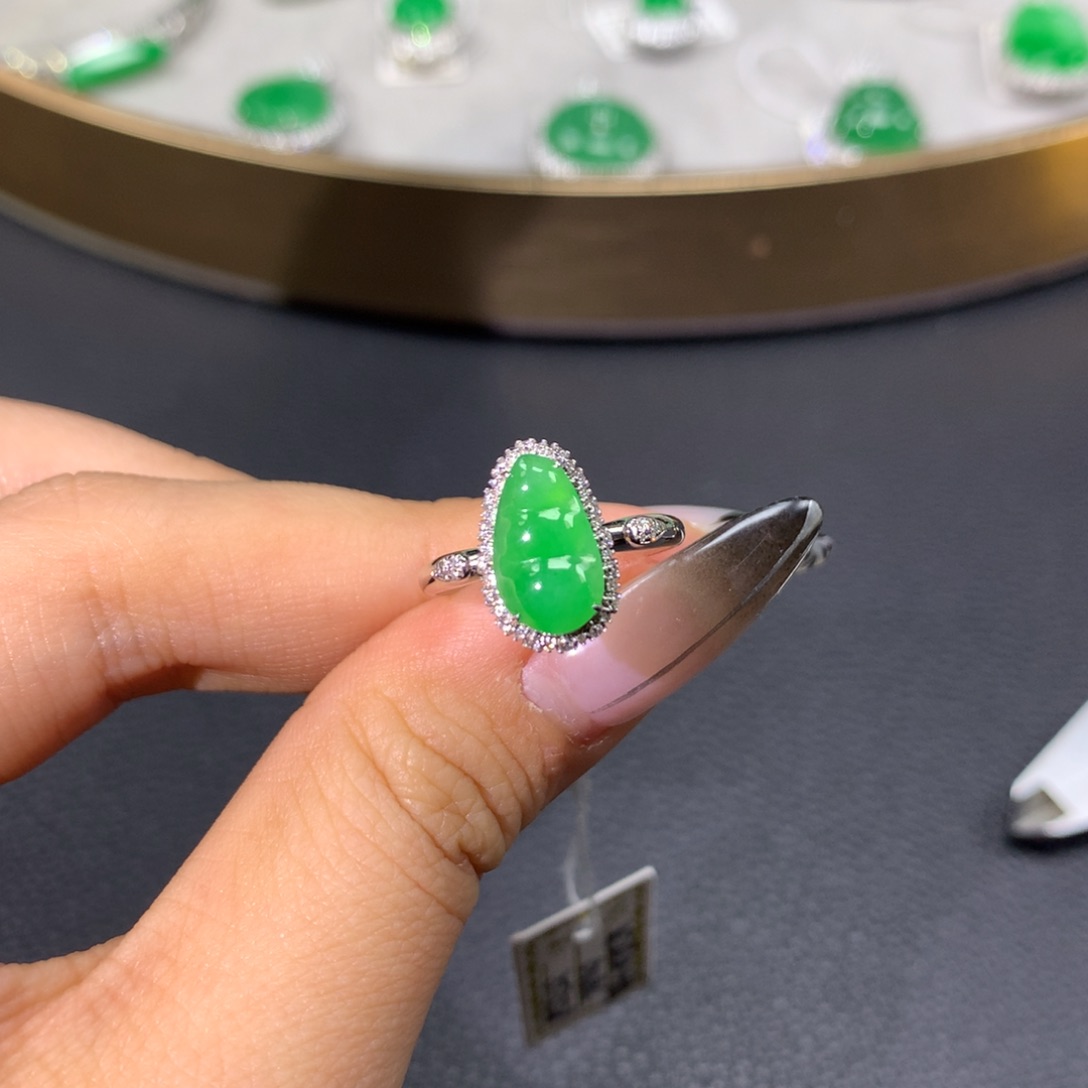 翡翠戒指18K金镶嵌翡翠