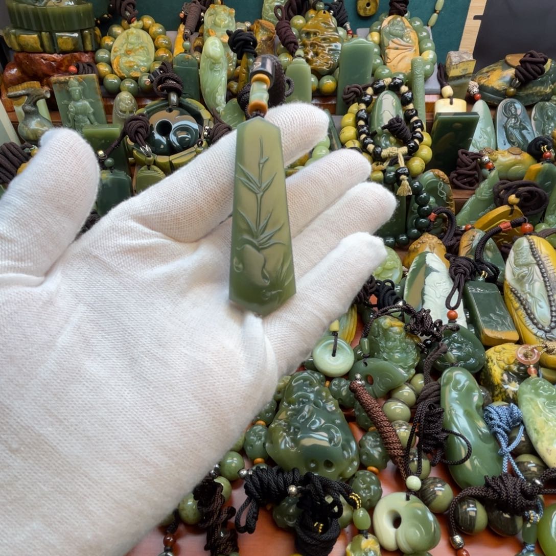 岫岩老玉（透闪石质玉）未镶嵌颈饰