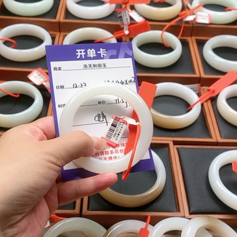【闪购商品】未镶嵌手镯和田玉安*