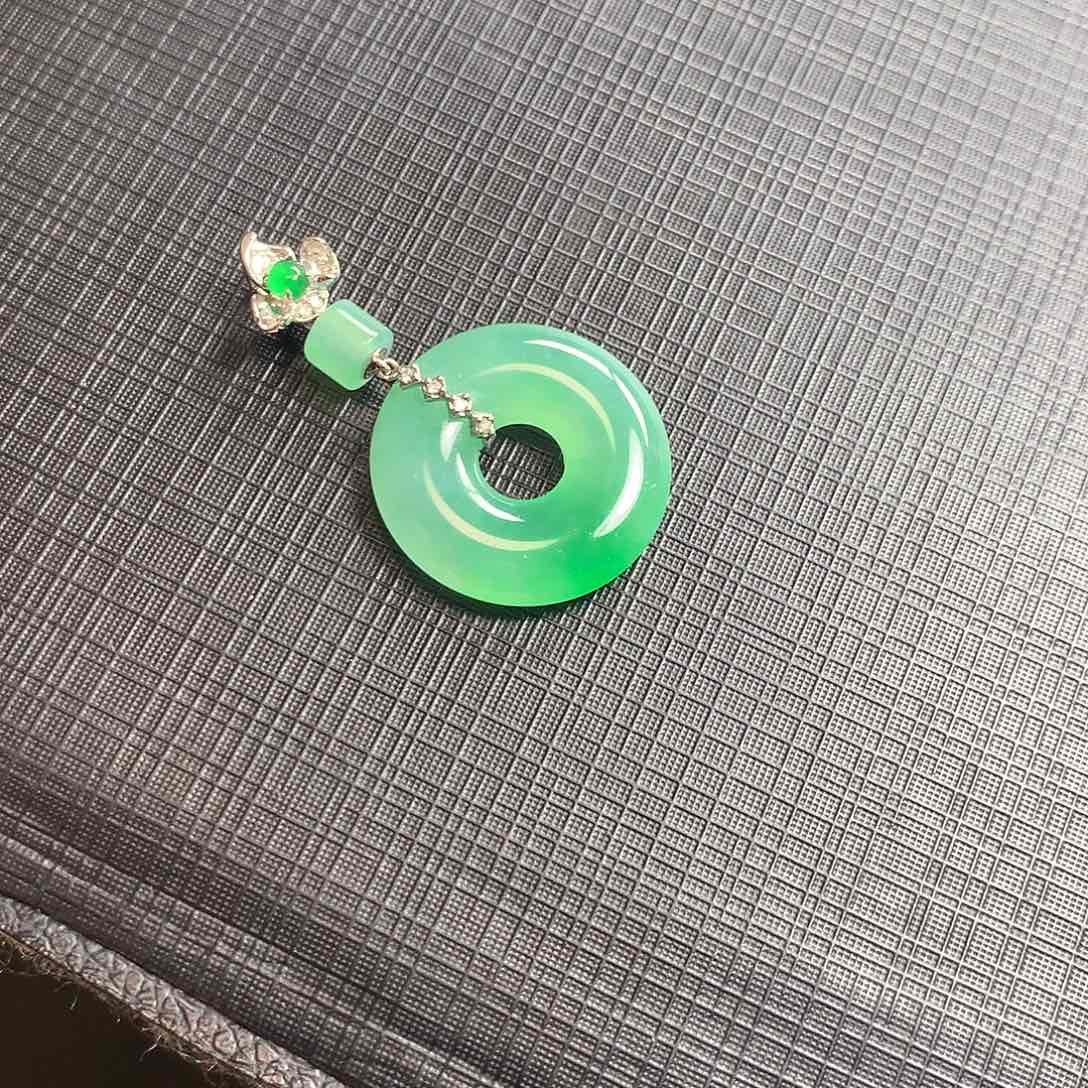 翡翠颈饰18K金镶嵌翡翠