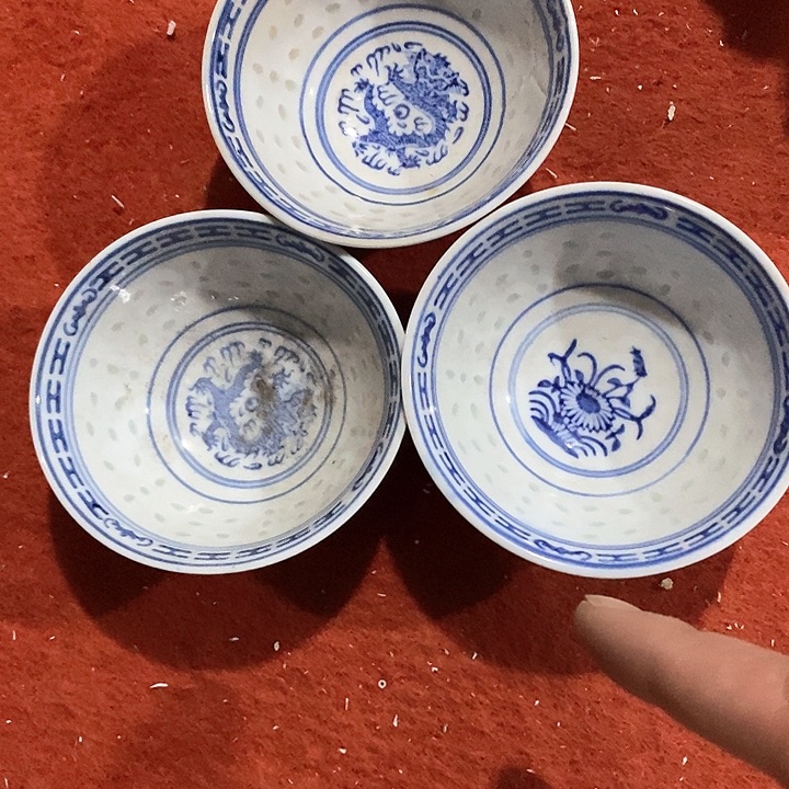 瓷片这个是瑕疵品啊，瑕疵品的白送的价