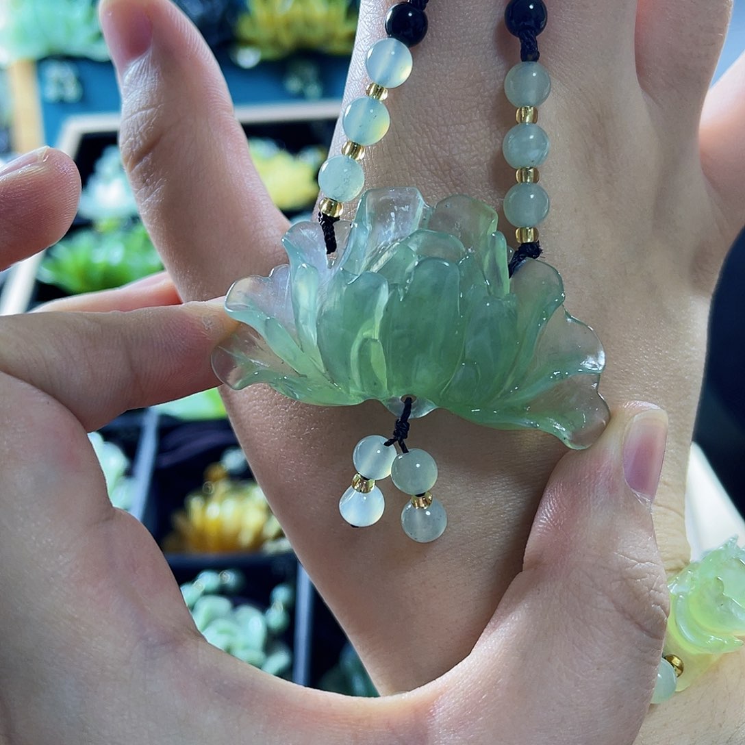 蛇纹石玉颈饰未镶嵌1