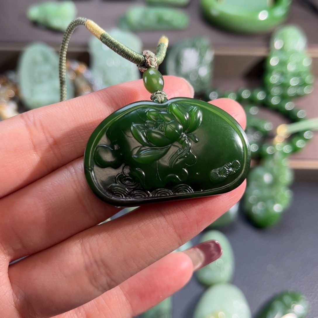 和田玉颈饰未镶嵌菠菜绿聚红皮一品清莲定制