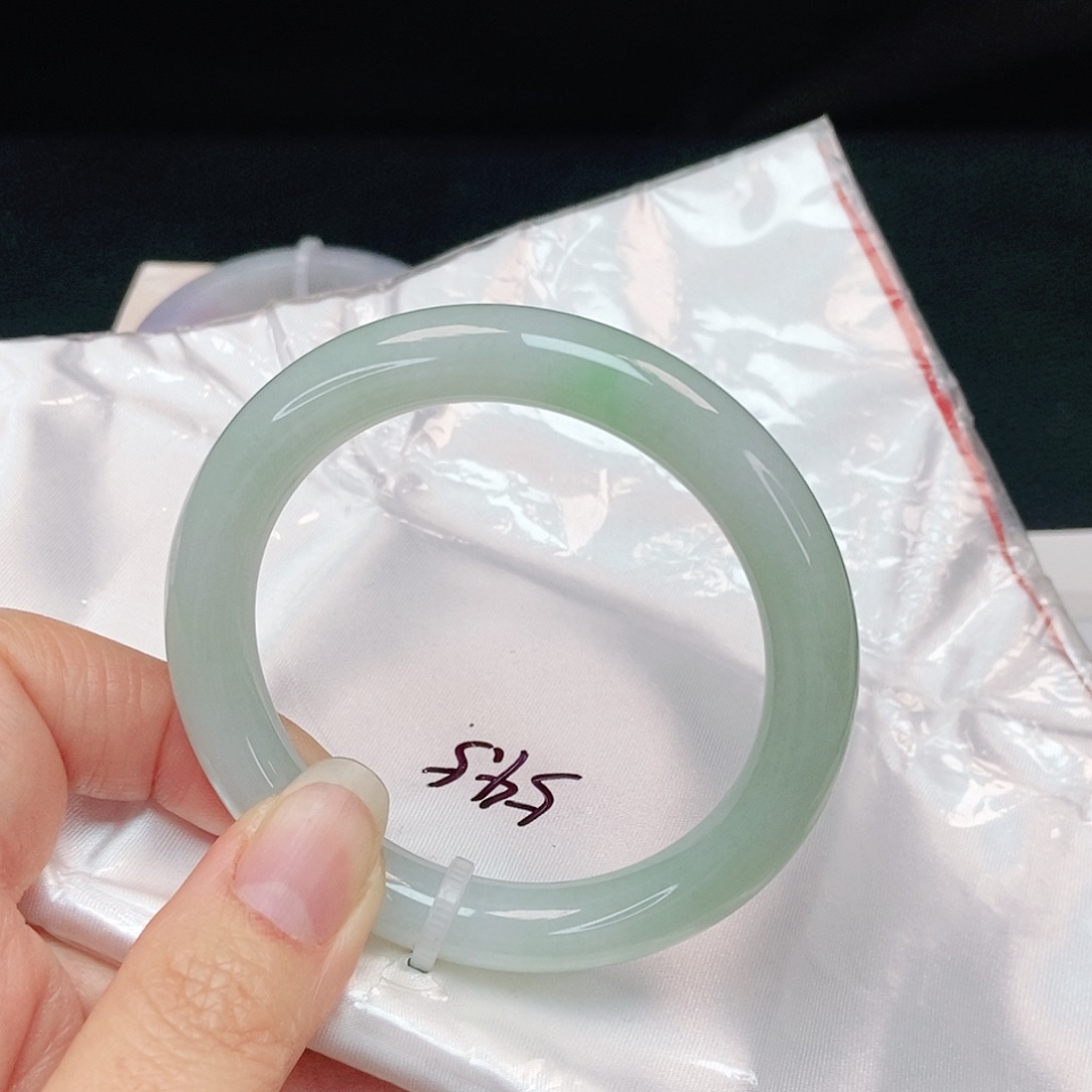 翡翠手镯未镶嵌圆