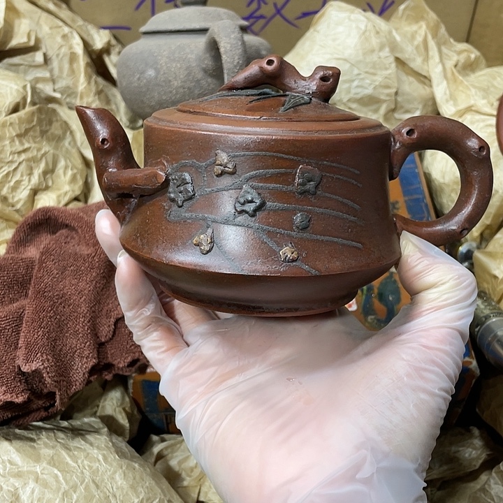 茶壶紫砂矿泥料，手工制作的一把紫砂壶。