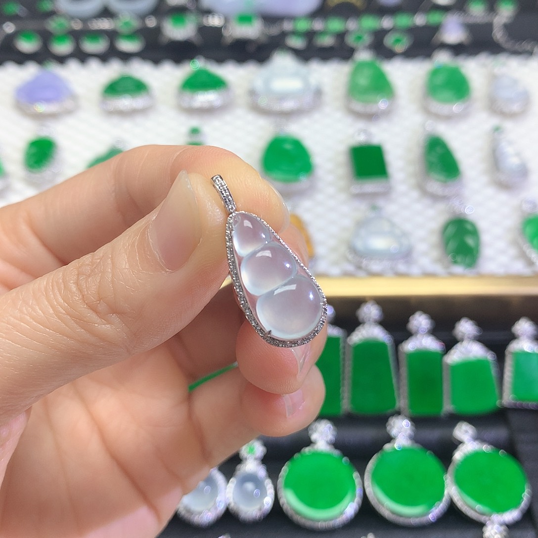 颈饰18K金镶嵌翡翠吊坠