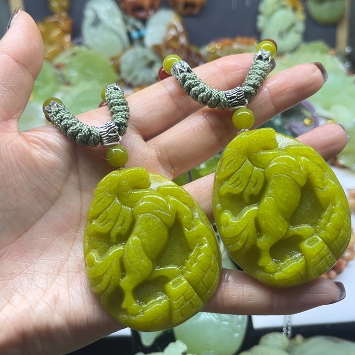 君***泽蛇纹石玉未镶嵌颈饰