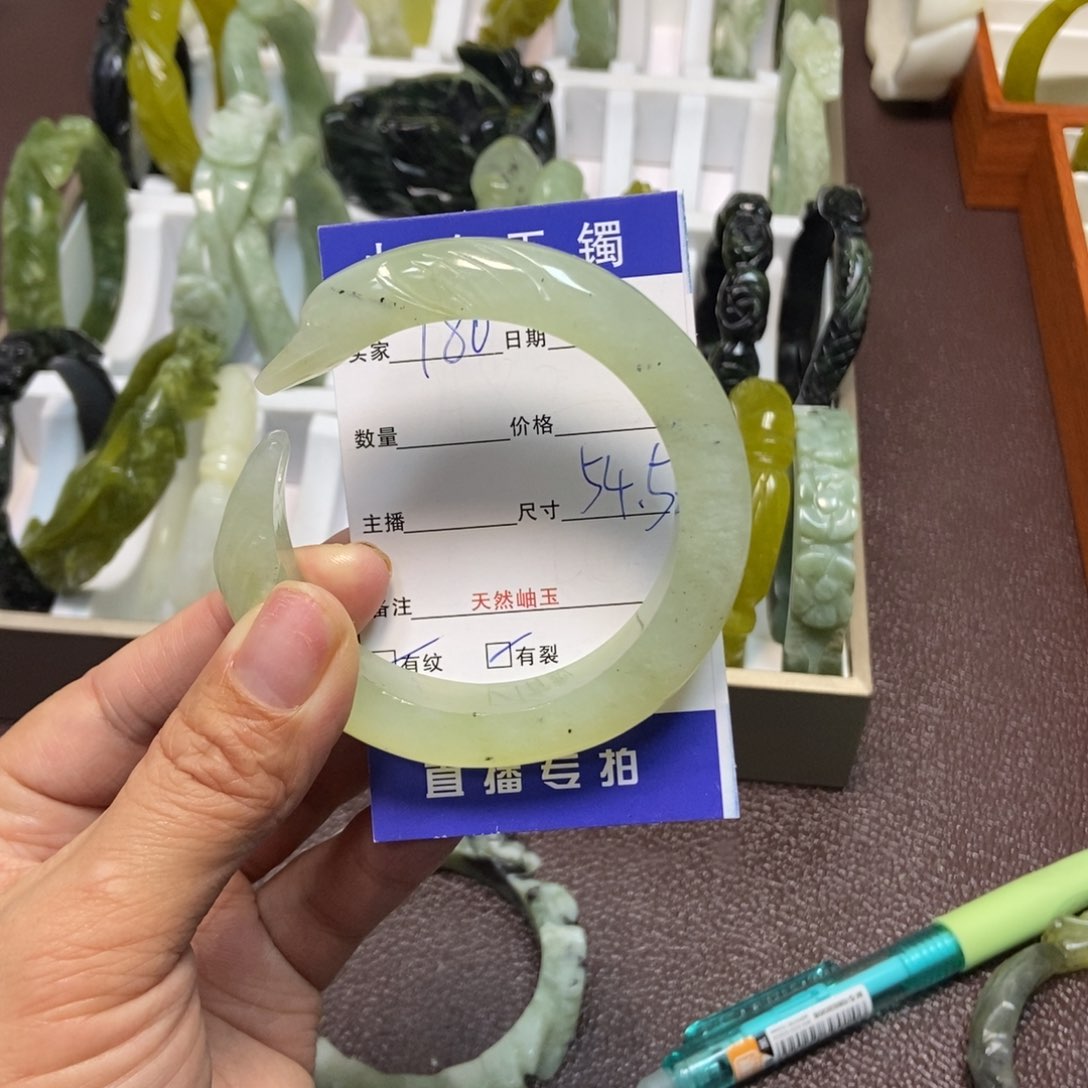 蛇纹石玉手镯未镶嵌