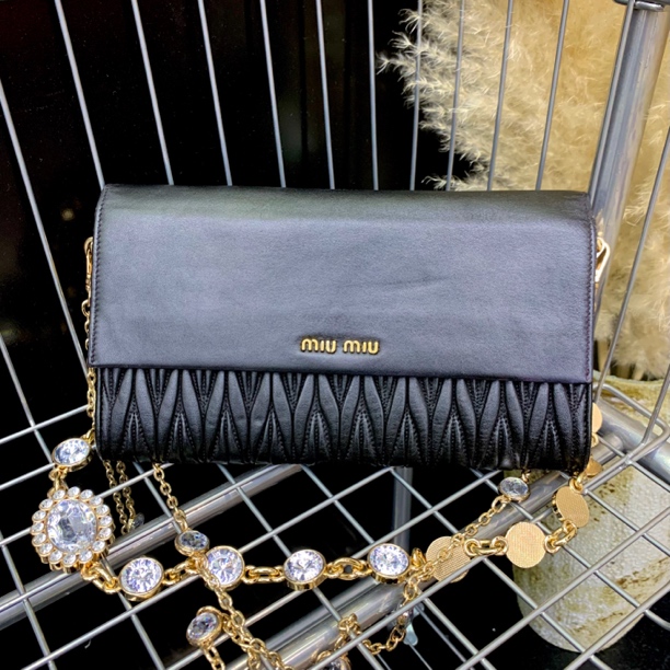 95新 MIU MIU/缪缪 XM/黑金气质褶皱翻盖信封斜挎包/KH10525076改