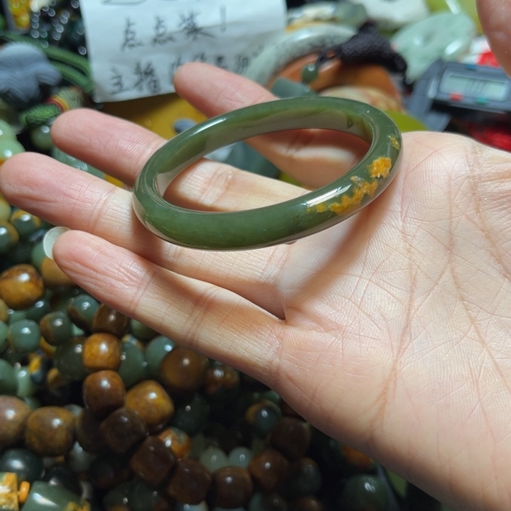 未镶嵌岫岩河磨玉（透闪石质玉）手链