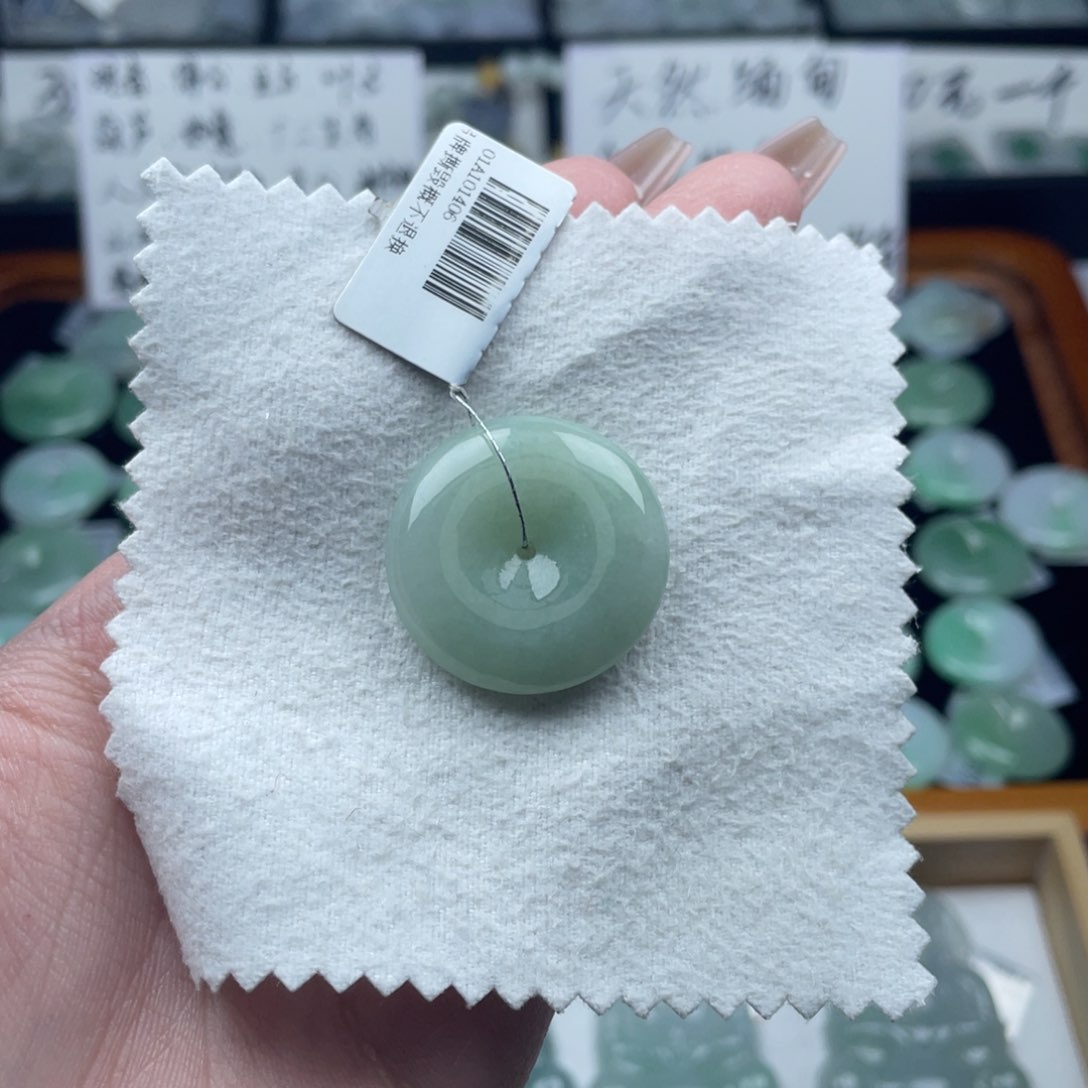 翡翠颈饰未镶嵌平安扣