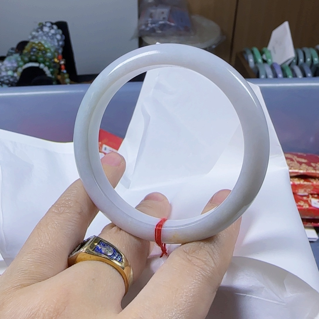 翡翠手镯未镶嵌细微小沙眼一处