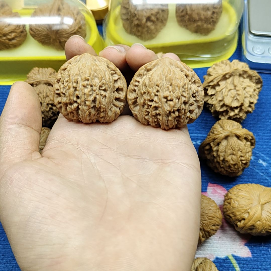 文玩核桃吊坠绣球