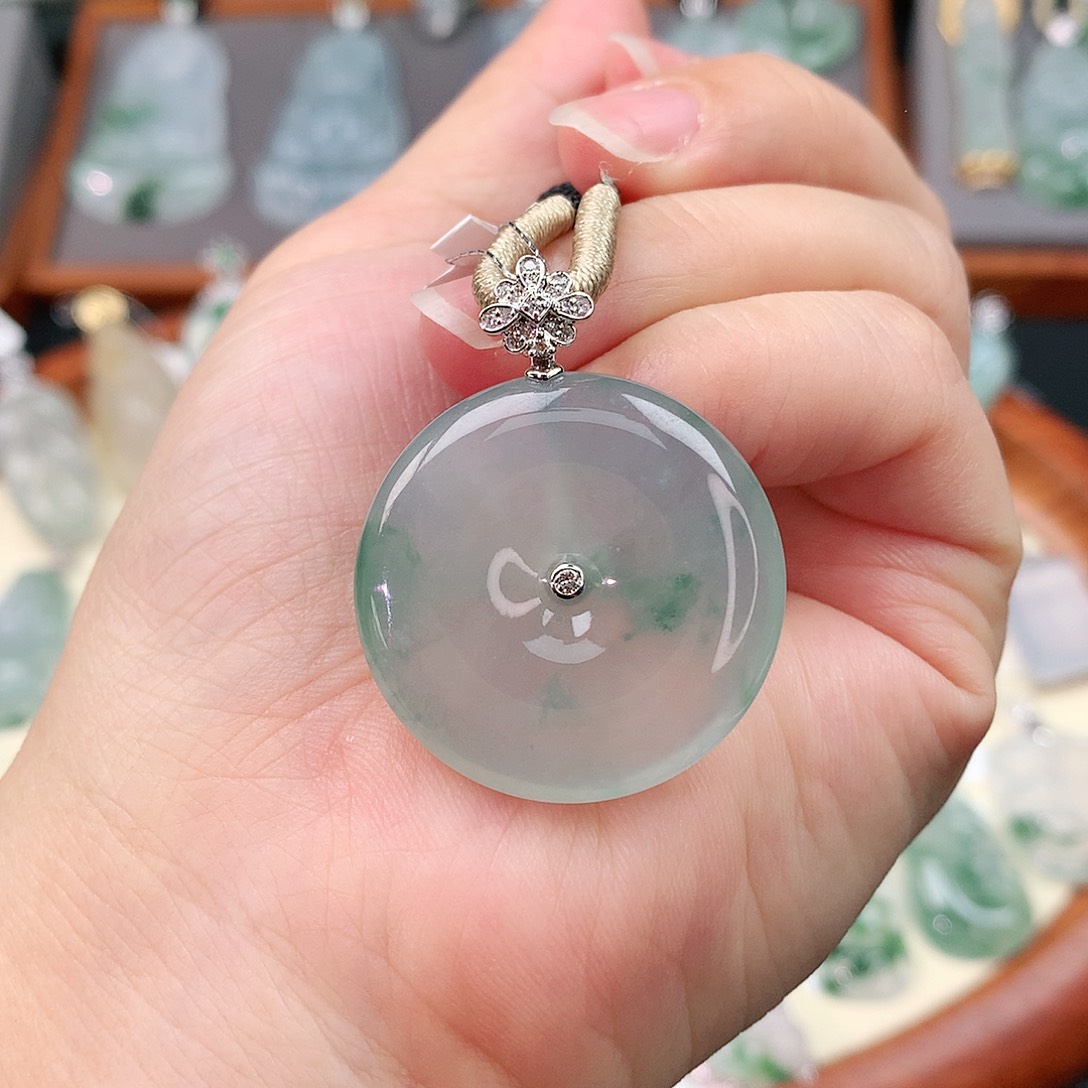 颈饰18K金镶嵌翡翠平安扣