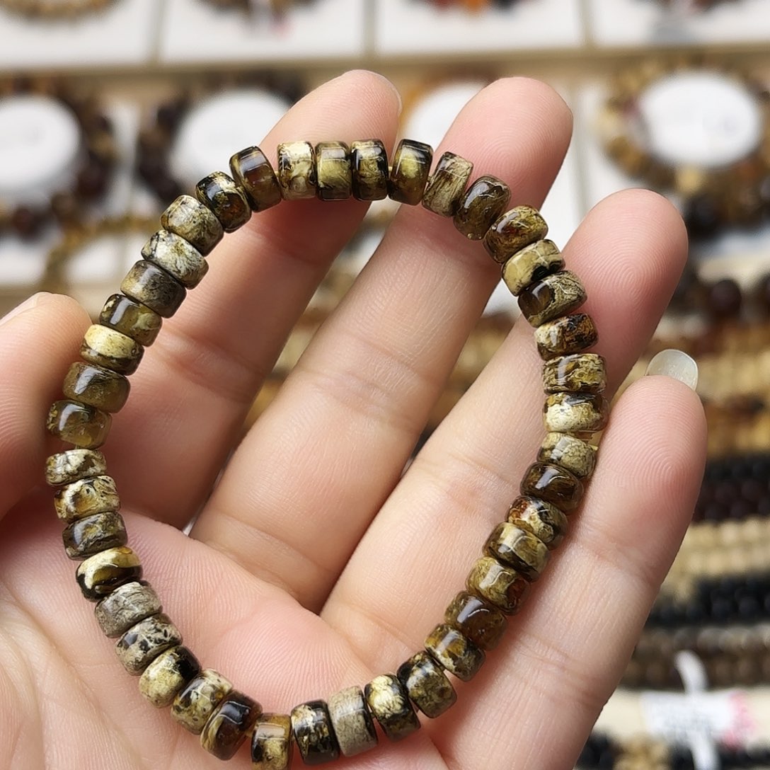 琥珀未镶嵌裸石七