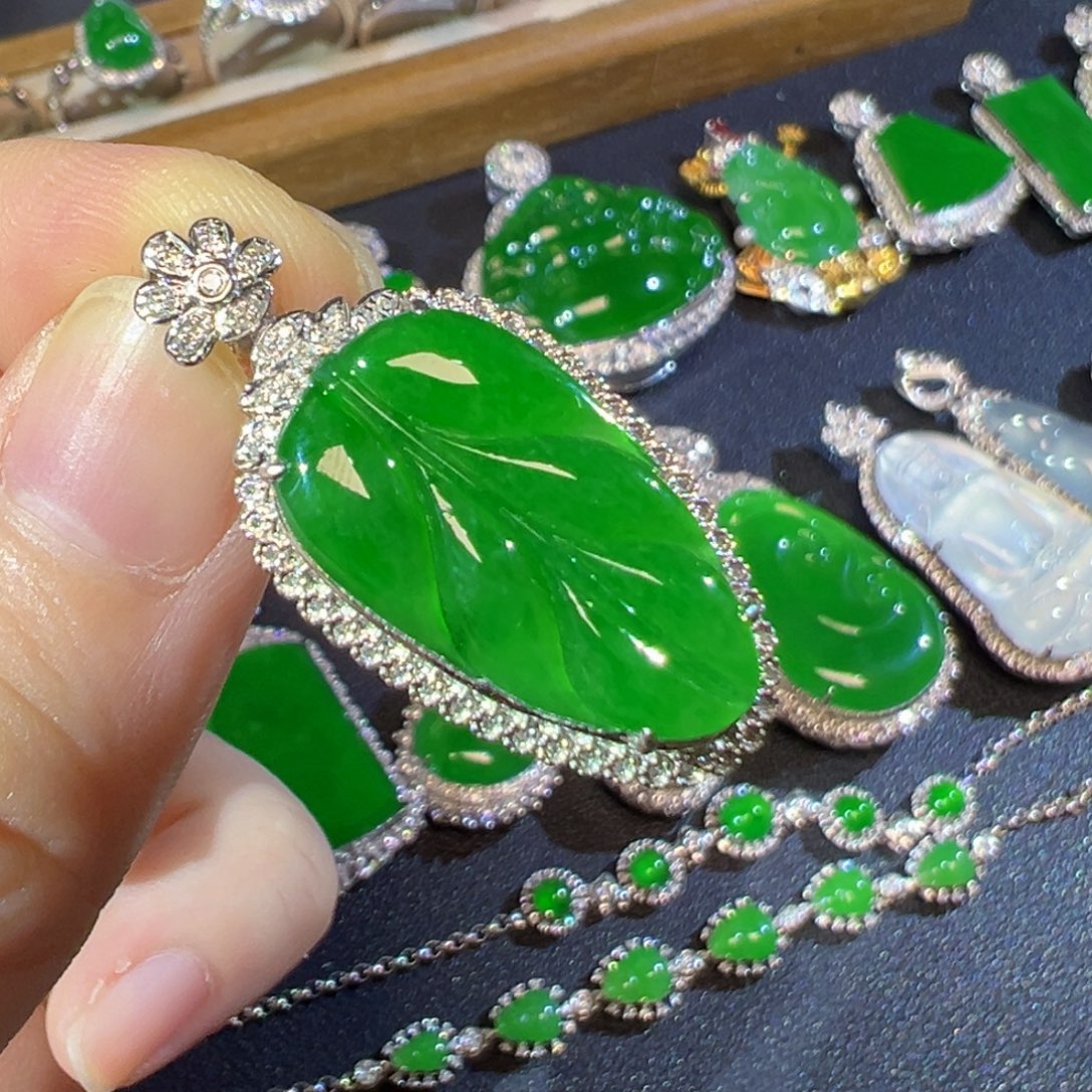 翡翠18K金镶嵌颈饰