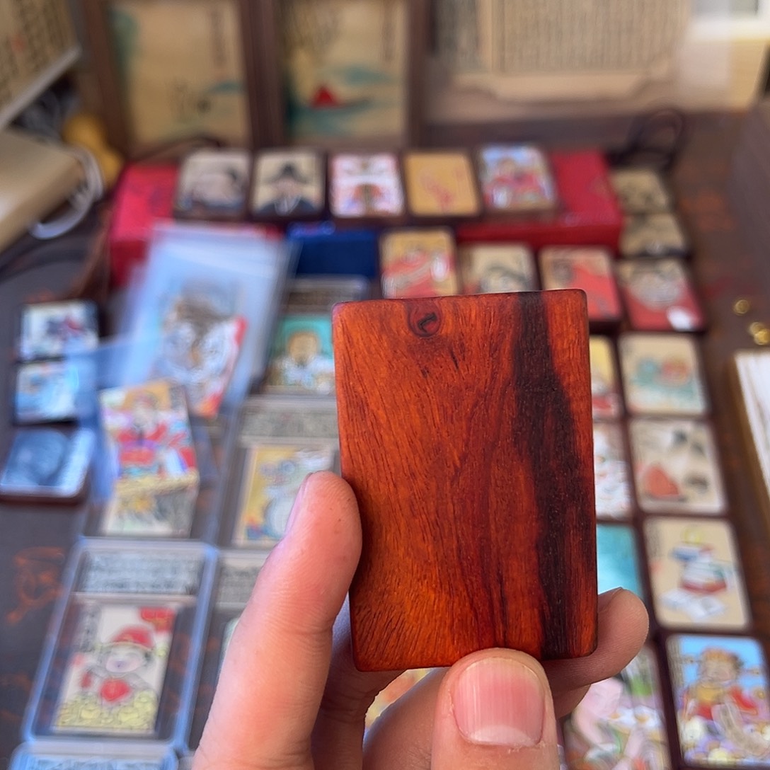 太***医竖款来福红木把件