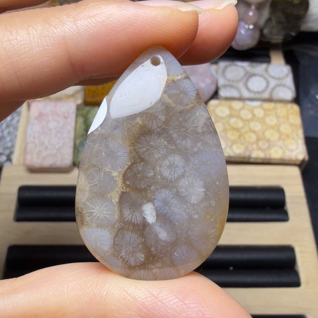 硅化玉未镶嵌灰黑冰花花