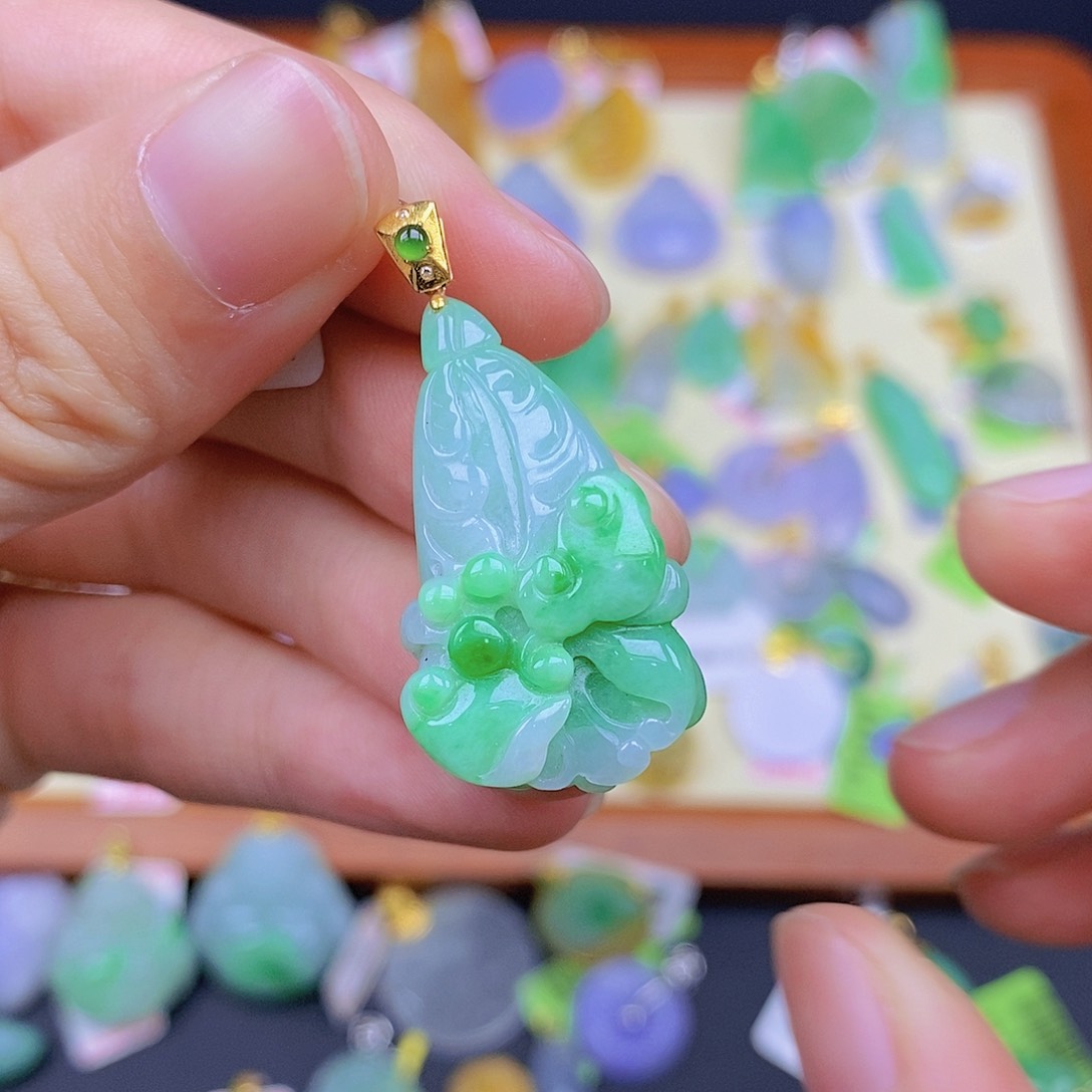 翡翠颈饰18K金镶嵌翡翠