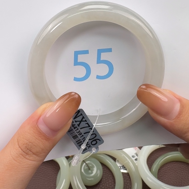 止***语和田玉未镶嵌手镯