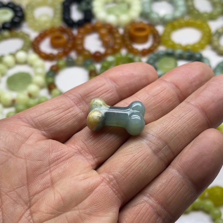 蛇纹石玉吊坠未镶嵌