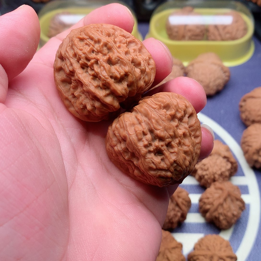 文玩核桃把件。*凹底