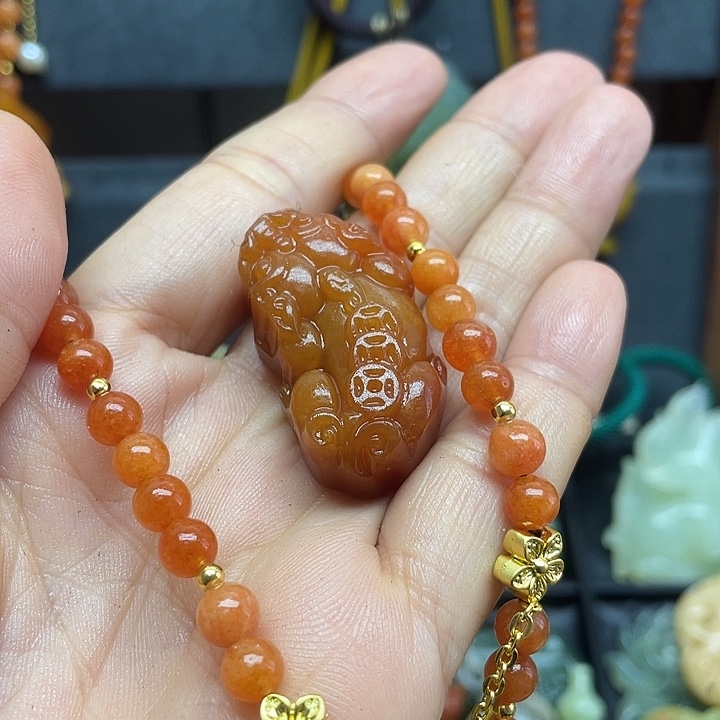 未镶嵌蛇纹石玉颈饰?*玥