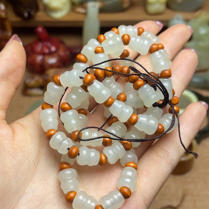 琴***香蛇纹石玉未镶嵌颈饰