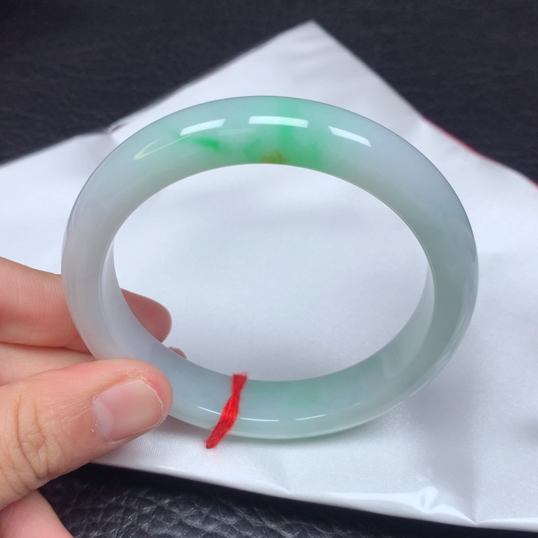 翡翠手镯未镶嵌。