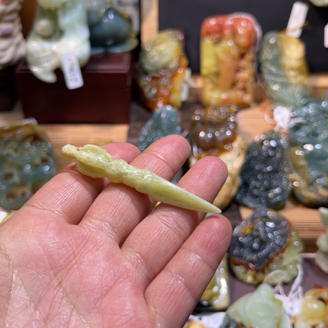 蛇纹石玉未镶嵌颈饰