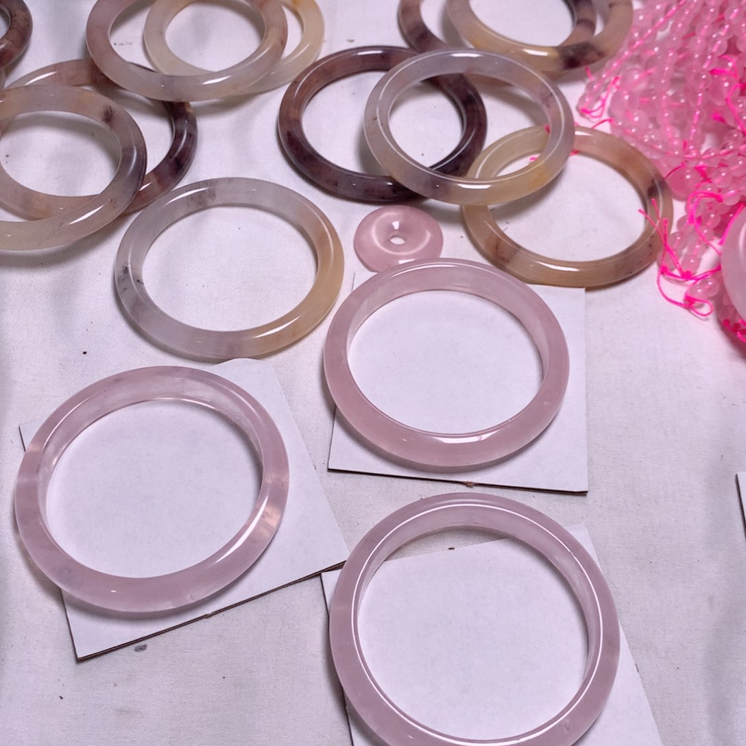 查罗石手镯（开口镯）未镶嵌60粉水手镯