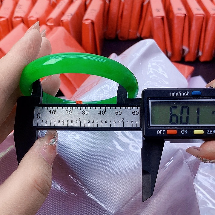 翡翠手镯未镶嵌37。  