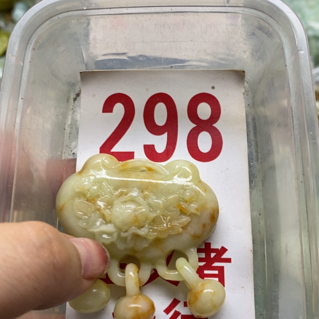 蛇纹石玉挂坠未镶嵌