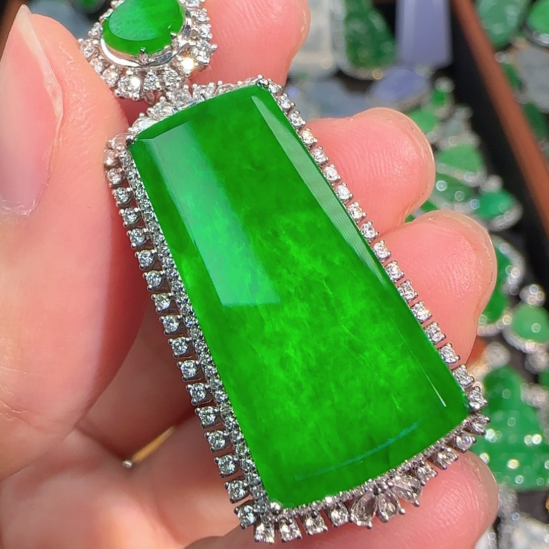 翡翠颈饰18K金镶嵌冰正阳绿无事牌