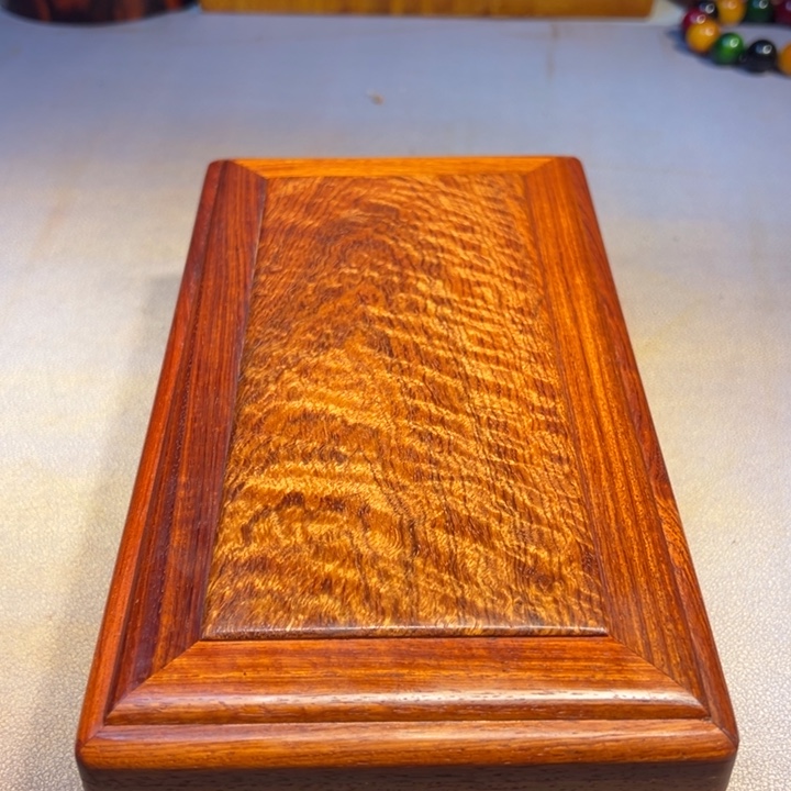 乔***心机关盒。           