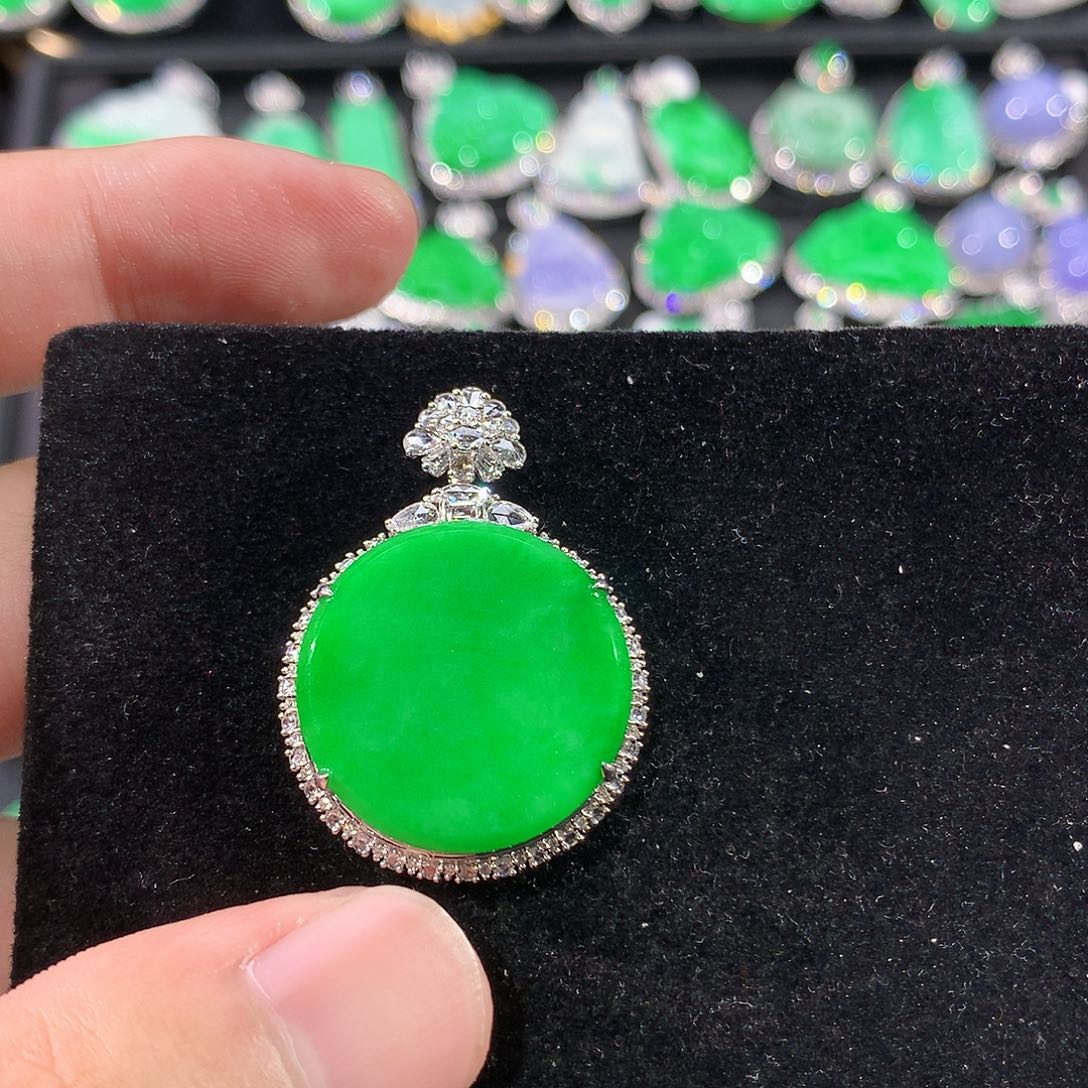 翡翠18K金镶嵌颈饰