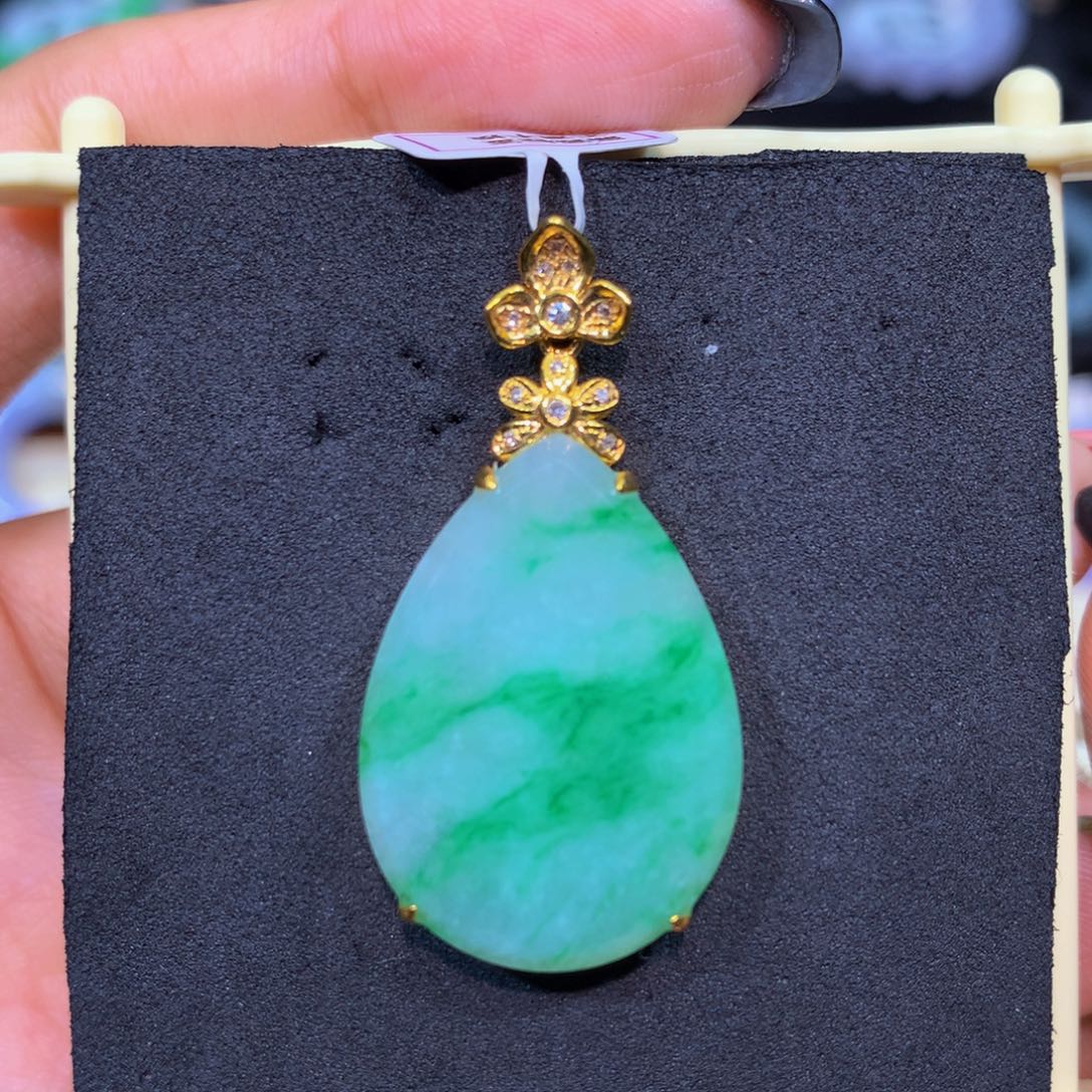 翡翠18K金镶嵌颈饰翡翠